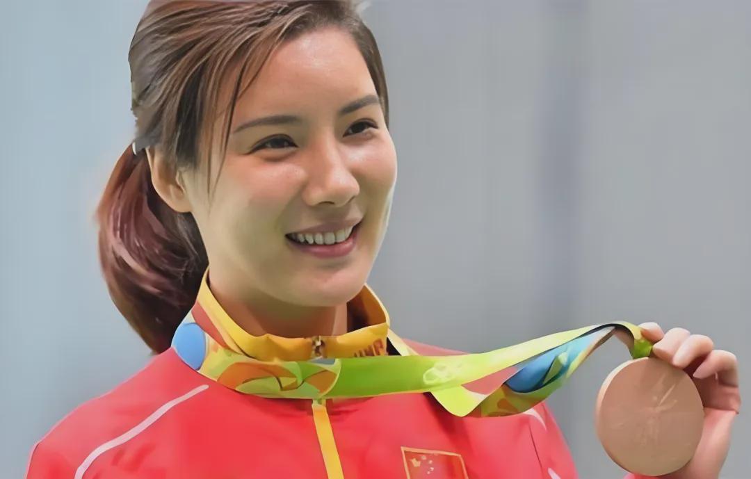 44岁奥运冠军杜丽近况曝光！嫁师弟庞伟育有一子，结婚17年被宠成公主（封面配图）