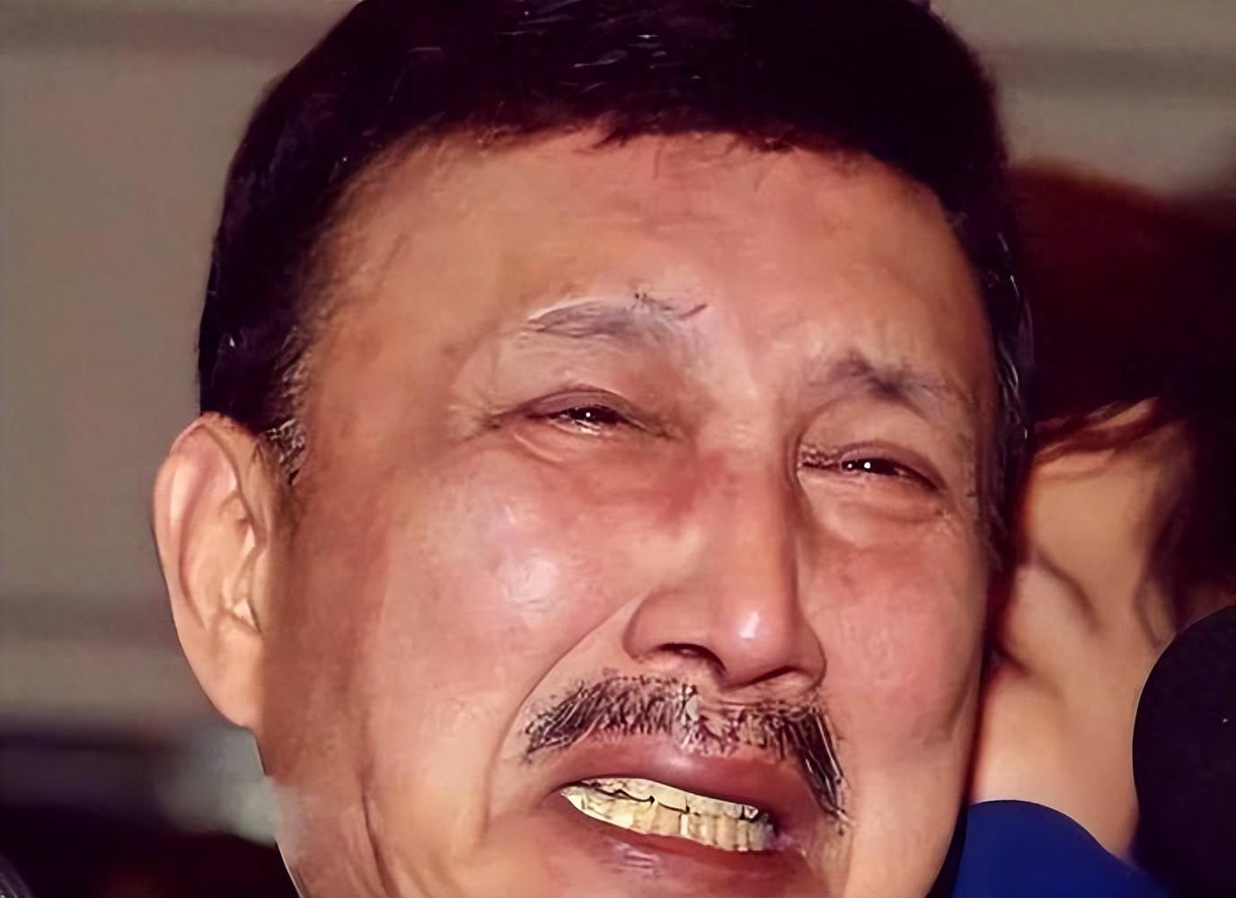 曾是歌坛一代天王，却沦为臭名昭著的台独分子，今家破人亡下场惨（封面配图）
